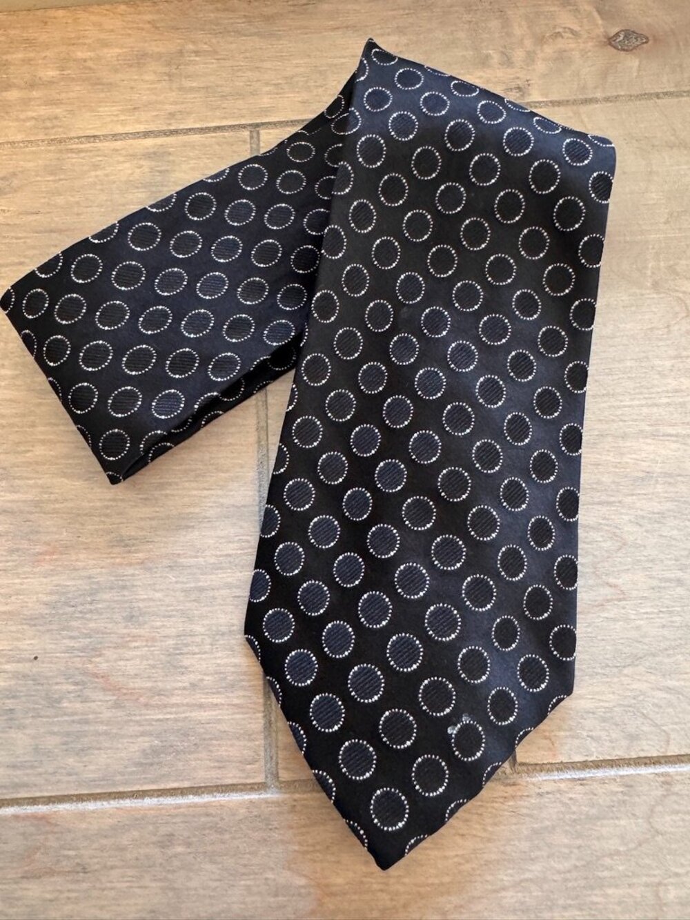 Modern Classic! Van Heusen Black & Silver Circle Pattern Tie